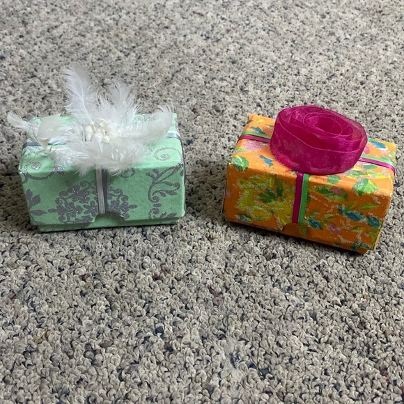 2 Decorated Small Gift Boxes Green Feathers Pearls Orange & Pink Flower Sturdy - Picture 1 of 16